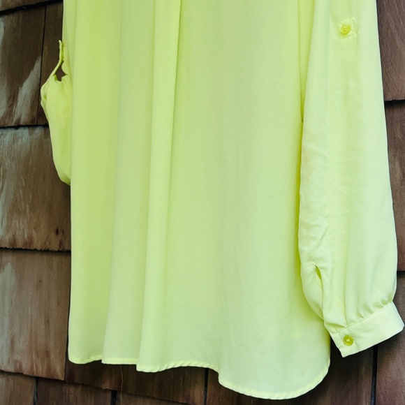 Le Chateau Woman's Yellowish Green Button Up Silk Blouse Shirt Top Roll Tab XL - Picture 16 of 16